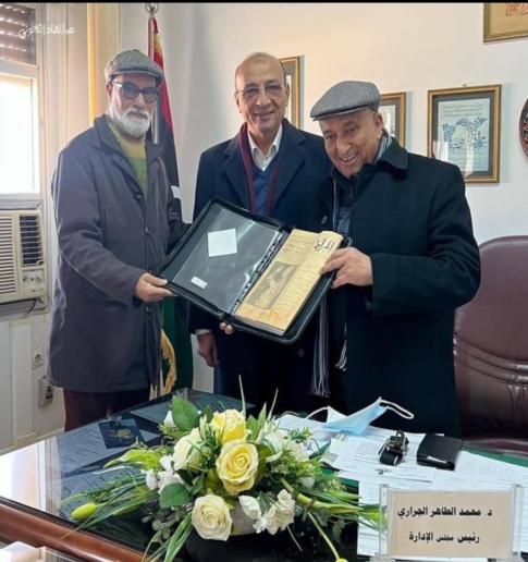 المركز يستلم اعداد من مجلة المرآة الصادرة في عهد الادارة البريطانية كهدية